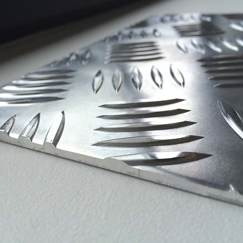 Zoom de la plaque en tôle aluminium avec un aspect strié composée de 5 stries lui offrant des qualités anti-dérapantes